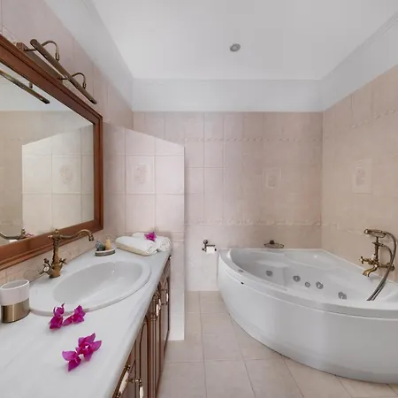 Douskos Exclusive Apartment